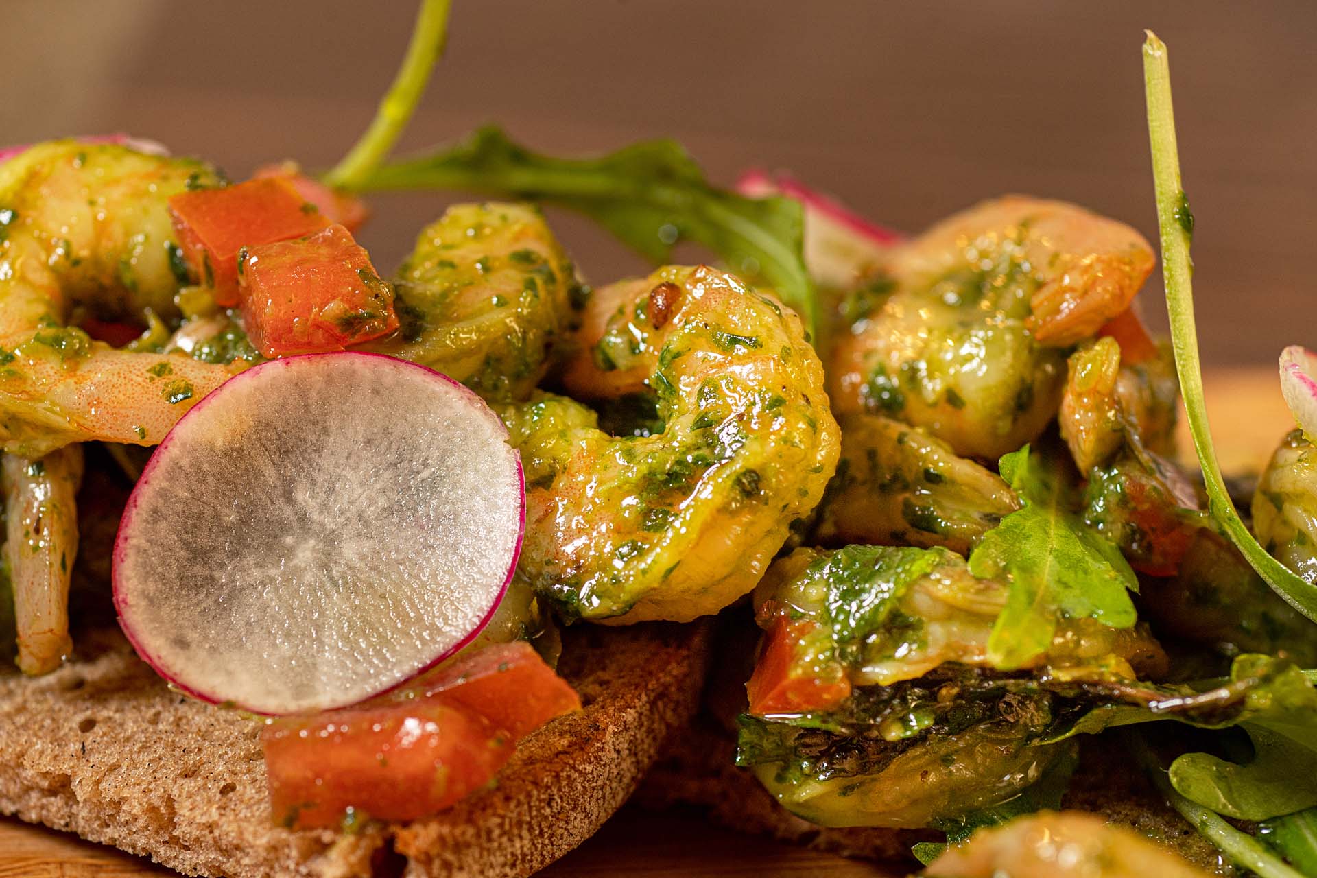 Sautéed shrimp with a pesto and tomato marinade on crunchy bruschetta - 7 Thalasses