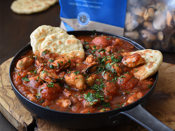 Mussels in tomato sauce with naan bread rolls - 7 Thalasses