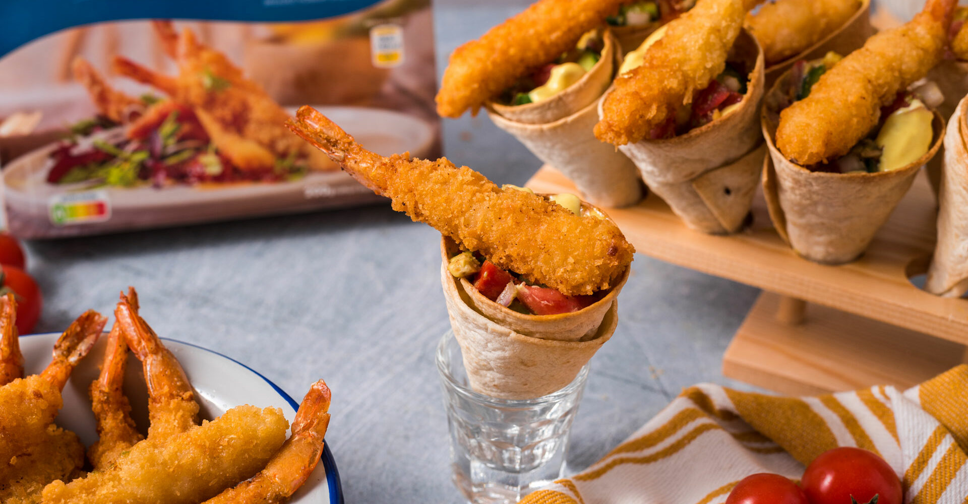 Γαρίδες tempura σε χωνάκι τορτίγιας με σαλάτα και σως μαγιονέζας-μουστάρδας