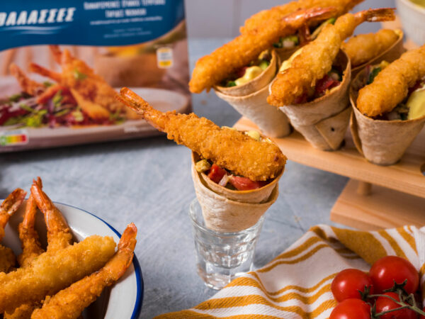 Γαρίδες tempura σε χωνάκι τορτίγιας με σαλάτα και σως μαγιονέζας-μουστάρδας