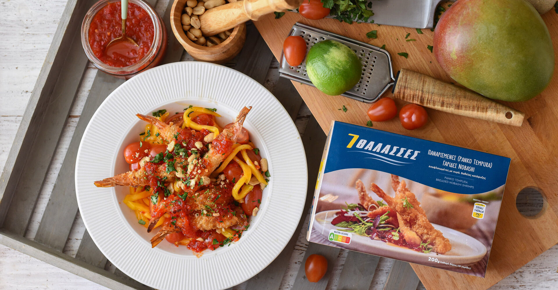 Γαρίδες πανέ tempura με σάλτσα ντομάτας και μάνγκο, σερβιρισμένες με υλικά και συσκευασία 7 Θάλασσες.