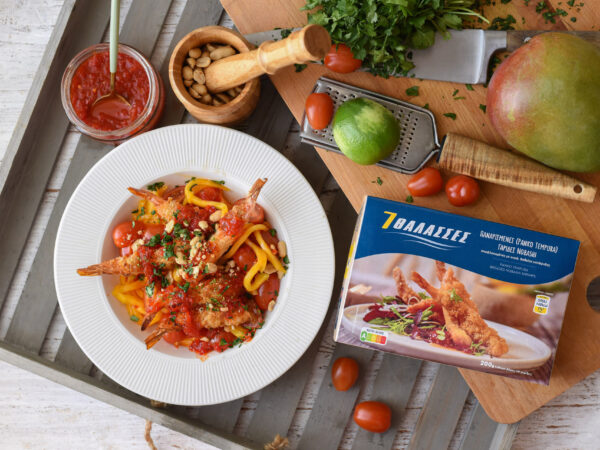 Γαρίδες πανέ tempura με σάλτσα ντομάτας και μάνγκο, σερβιρισμένες με υλικά και συσκευασία 7 Θάλασσες.