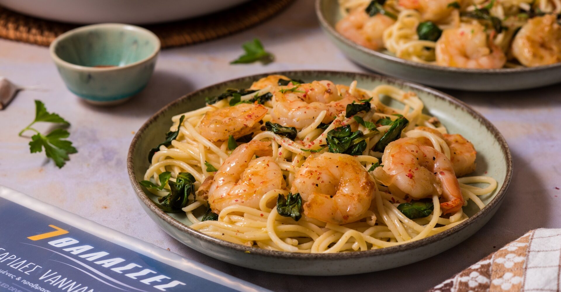 Λεμονάτη λευκή μακαρονάδα με σπανάκι και γαρίδες σε πιάτο