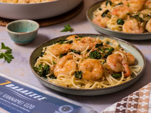 Λεμονάτη λευκή μακαρονάδα με σπανάκι και γαρίδες σε πιάτο