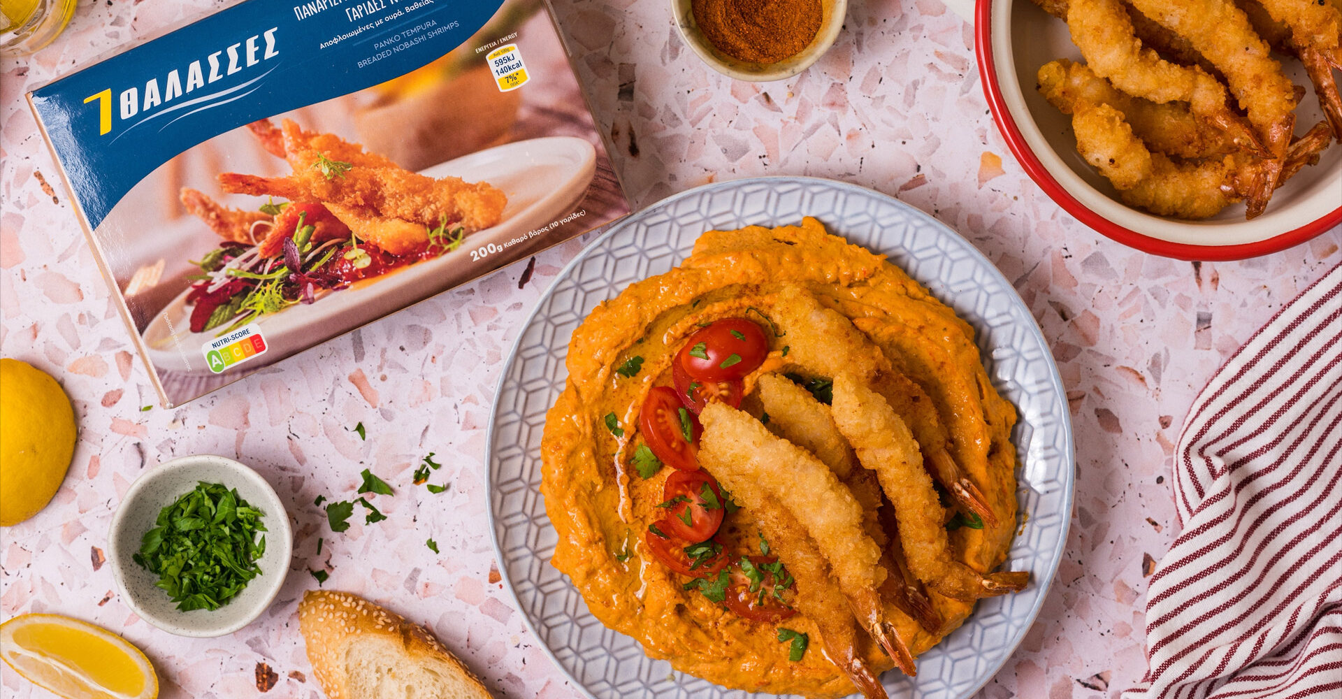 Γαρίδες panko tempura με χούμους και ψητές πιπεριές Φλωρίνης