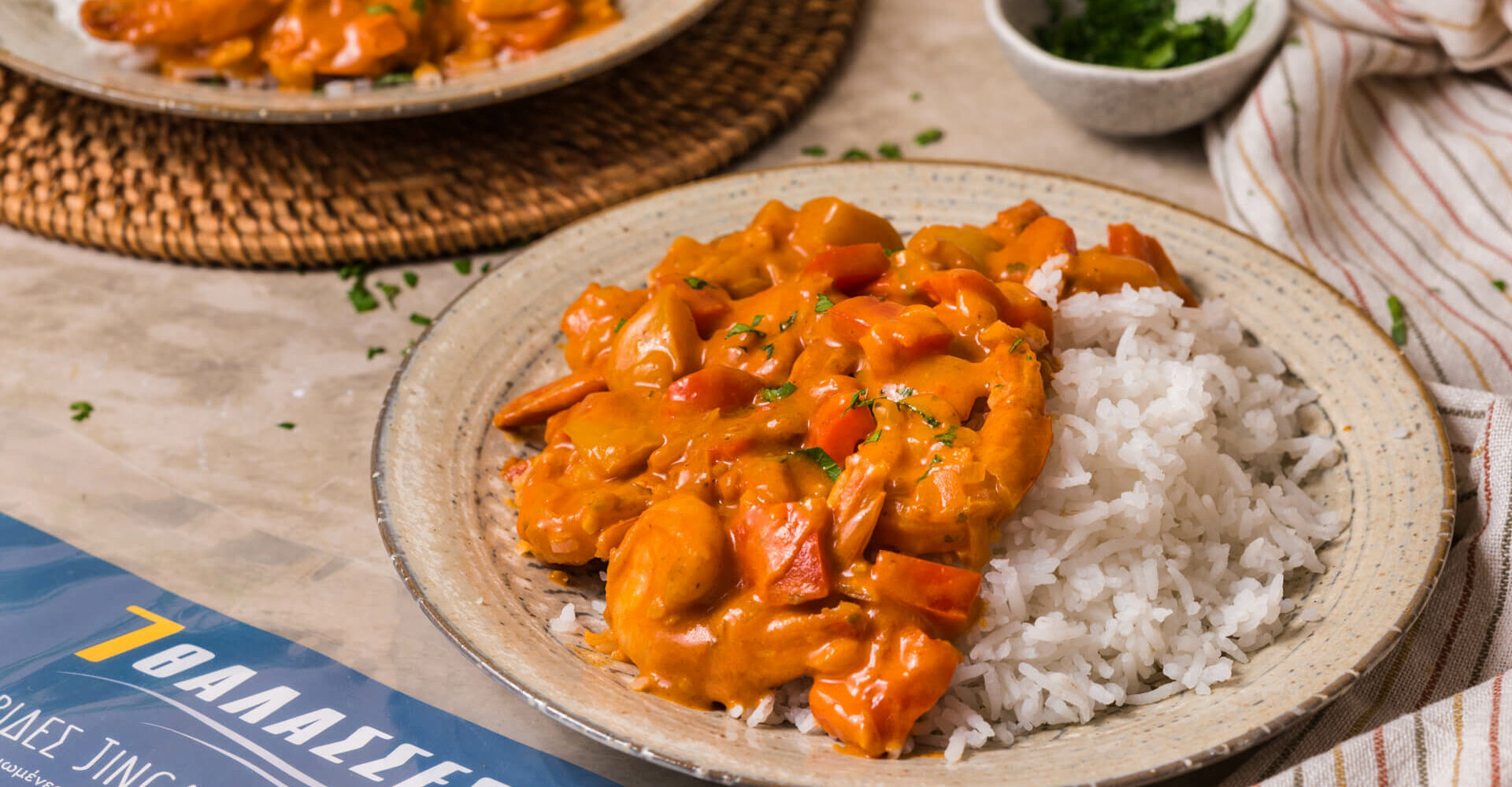 Γαρίδες με κρεμώδη σάλτσα πιπεριάς και ρύζι