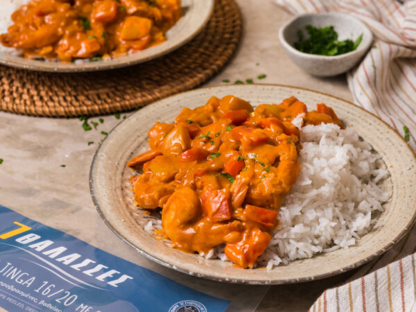 Γαρίδες με κρεμώδη σάλτσα πιπεριάς και ρύζι