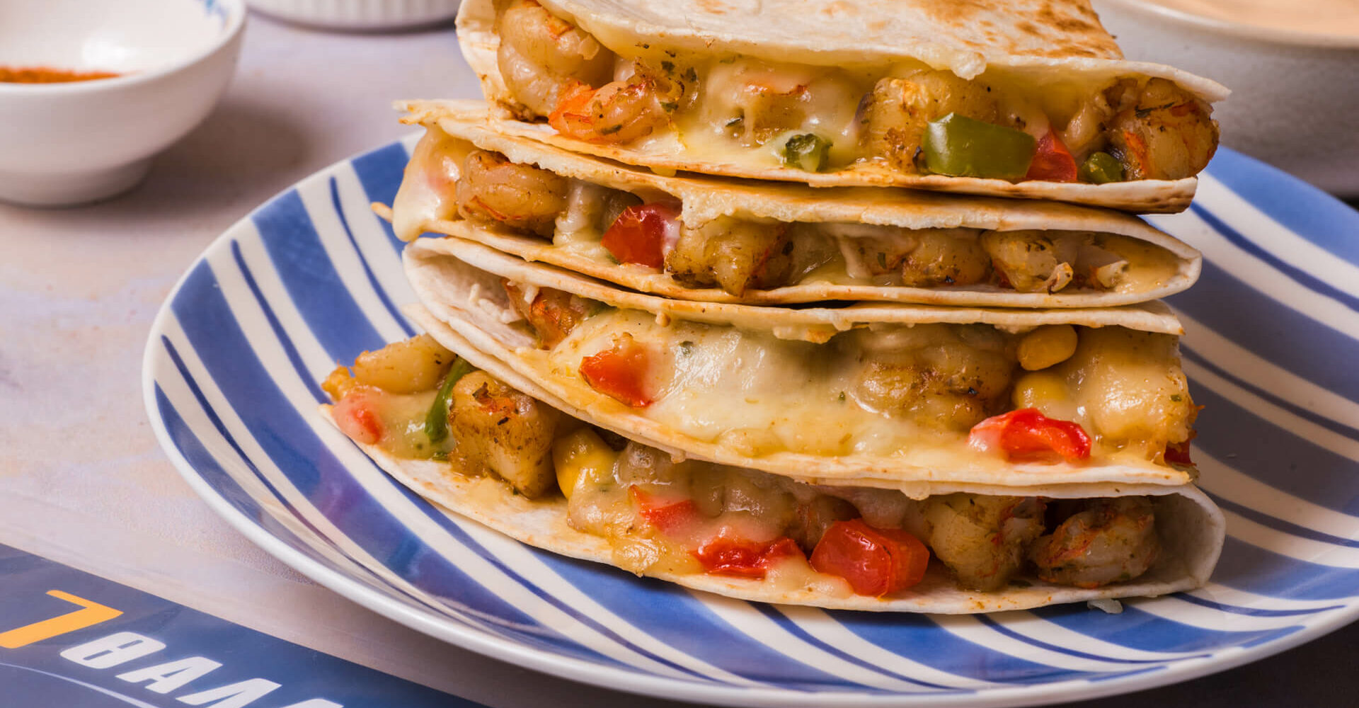 Shrimp quesadillas με λιωμένο τυρί, λαχανικά και pink sauce
