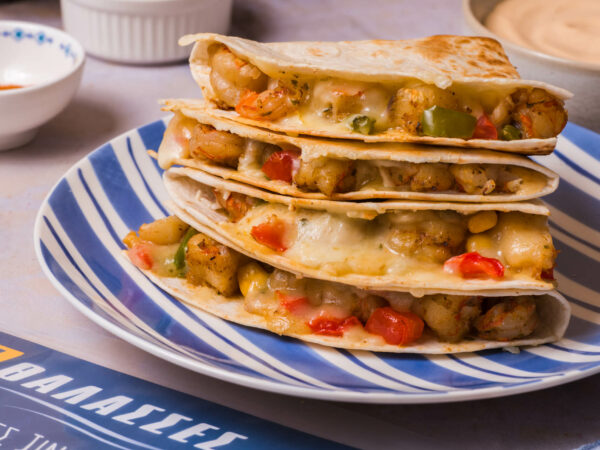 Shrimp quesadillas με λιωμένο τυρί, λαχανικά και pink sauce