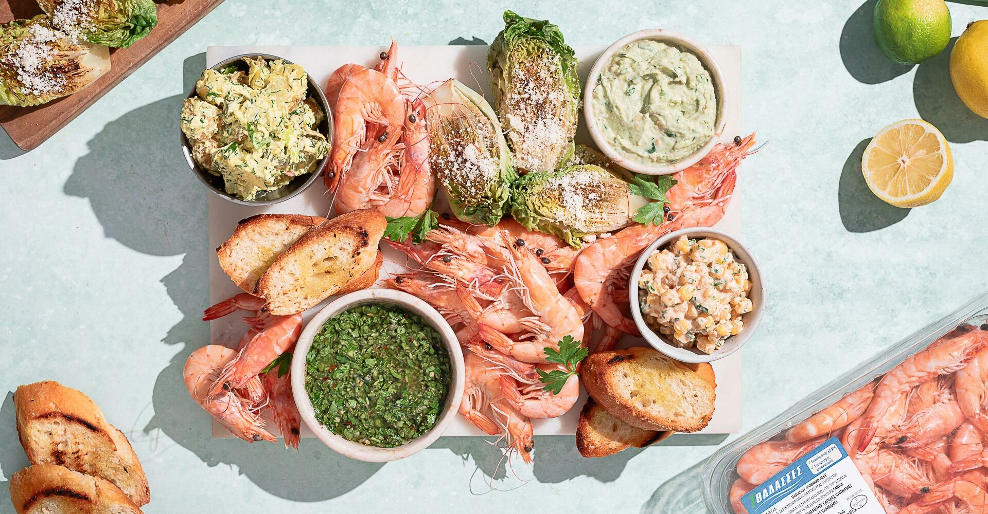 Πιατέλα με βραστές γαρίδες 7 ΘΑΛΑΣΣΕΣ, chimichurri, avocado lime cream, πατατοσαλάτα και συνοδευτικά