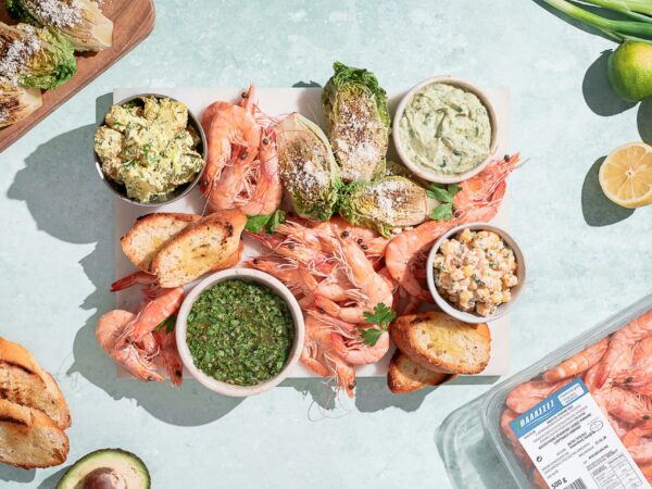 Πιατέλα με βραστές γαρίδες 7 ΘΑΛΑΣΣΕΣ, chimichurri, avocado lime cream, πατατοσαλάτα και συνοδευτικά